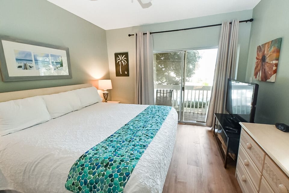 Master Bedroom With  Queen Bed