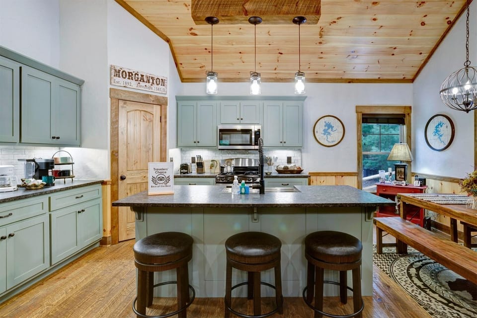 GOURMET KITCHEN w/BAR STOOL ISLAND