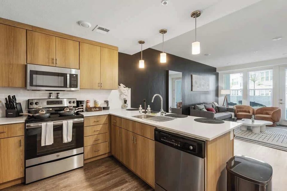 Everything you need for a gourmet meal – our kitchen offers an oven, toaster, and all the essential utensils.