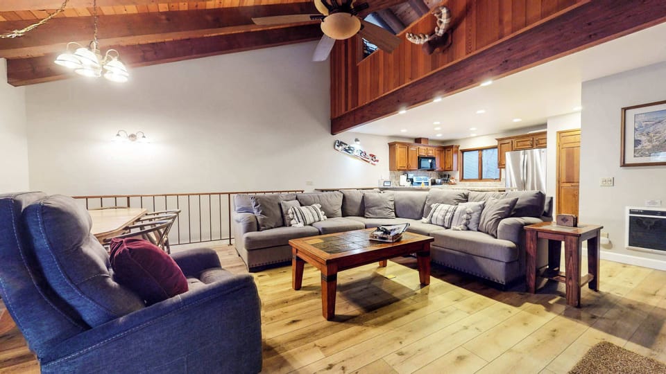 Cozy mountain living room w/ flat screen TV