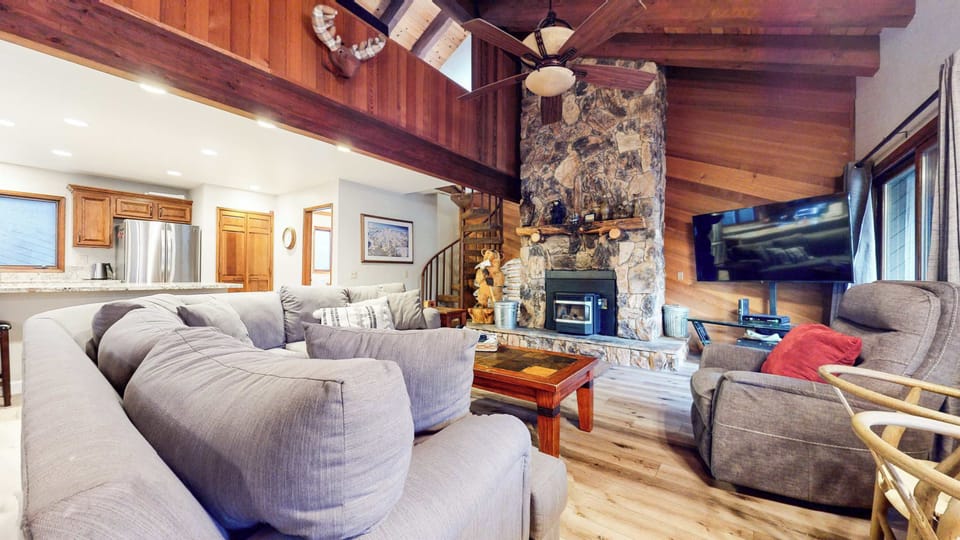 Cozy mountain living room w/ flat screen TV