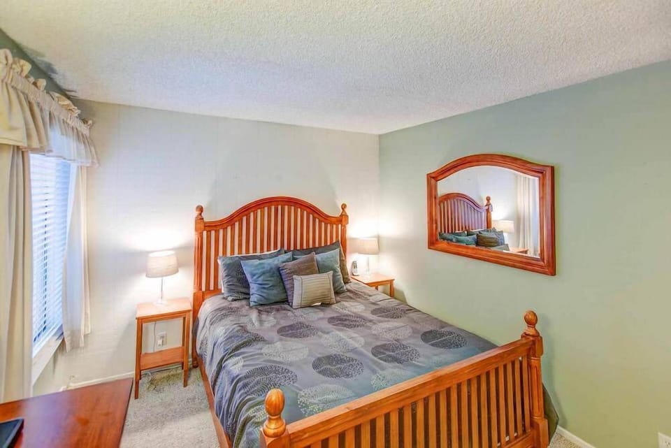 Bedroom: Queen bed