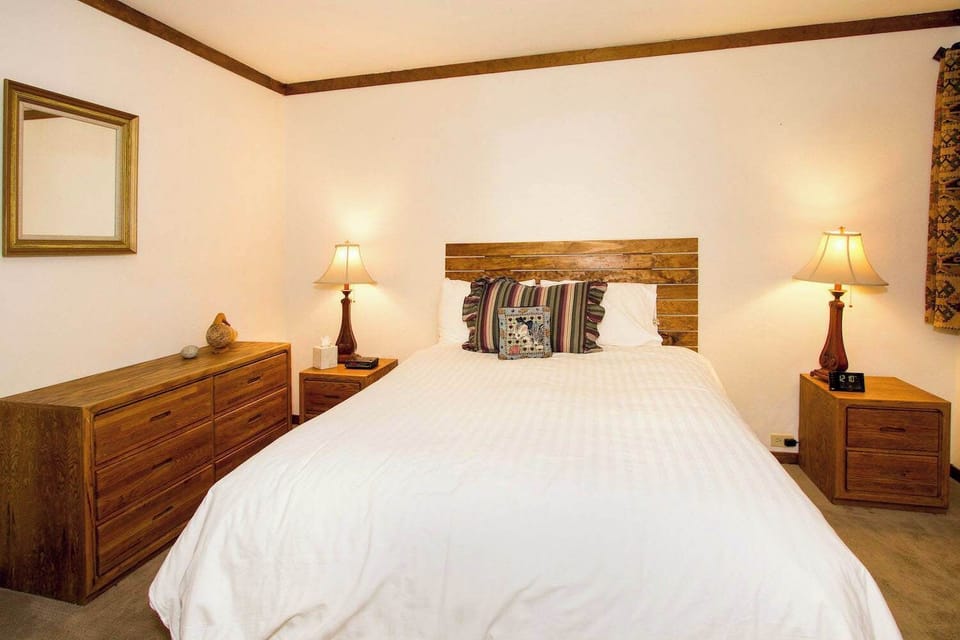 Master bedroom: Queen bed