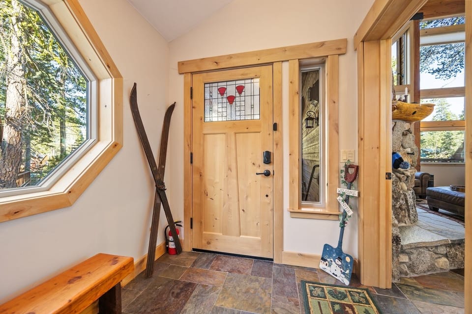 Entryway w plenty of room