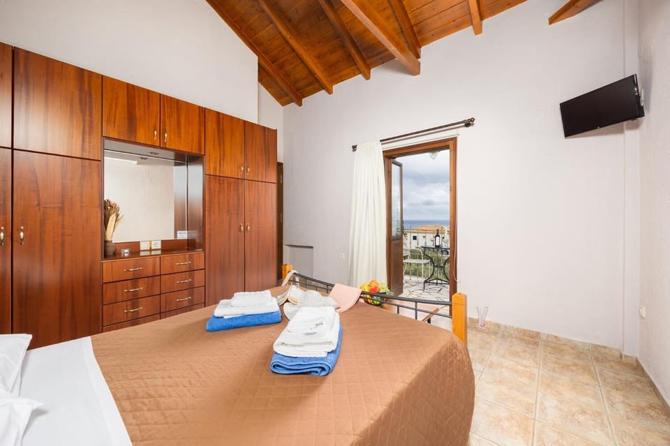 Unit 2: double bedroom with A/C