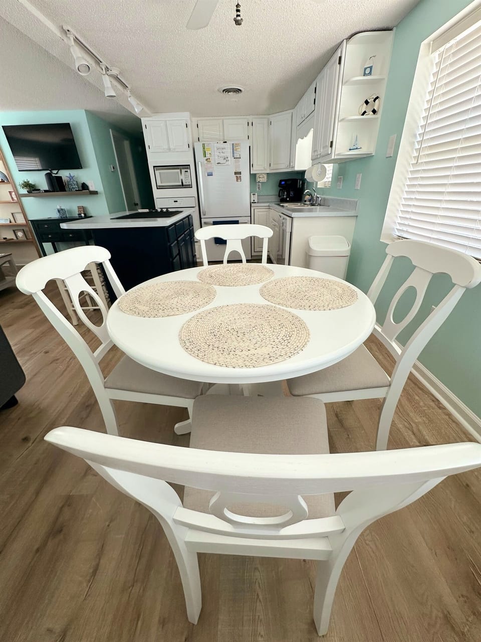 Eat-in Kitchen