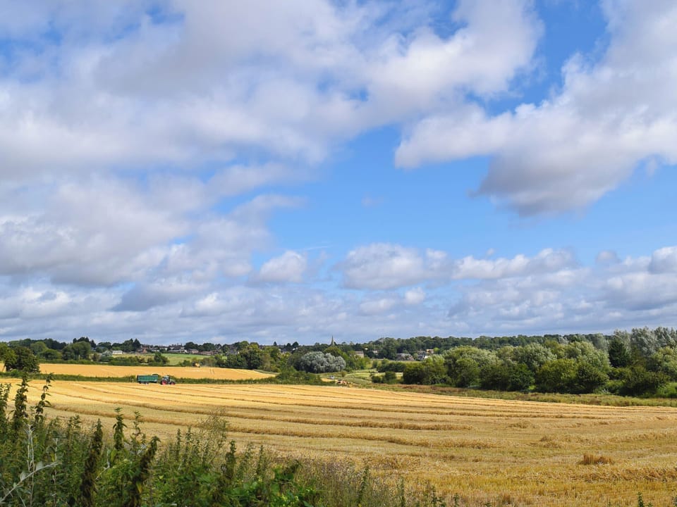 Surrounding area | Hollyhocks - Glebe Farm, Woodford