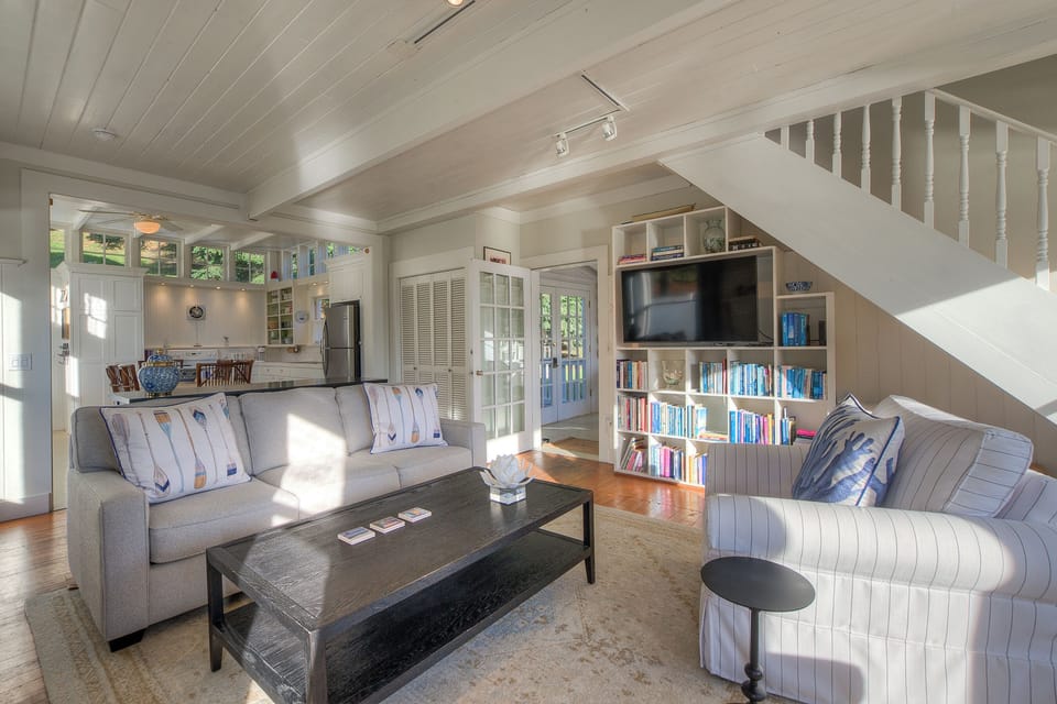 Livingroom, TV, books and relaxing view!