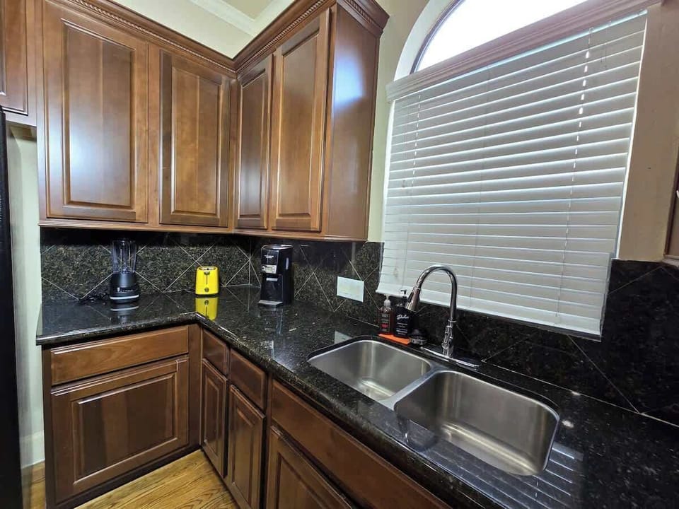 Fully equipped kitchen perfect for coffee mornings or evening feasts.