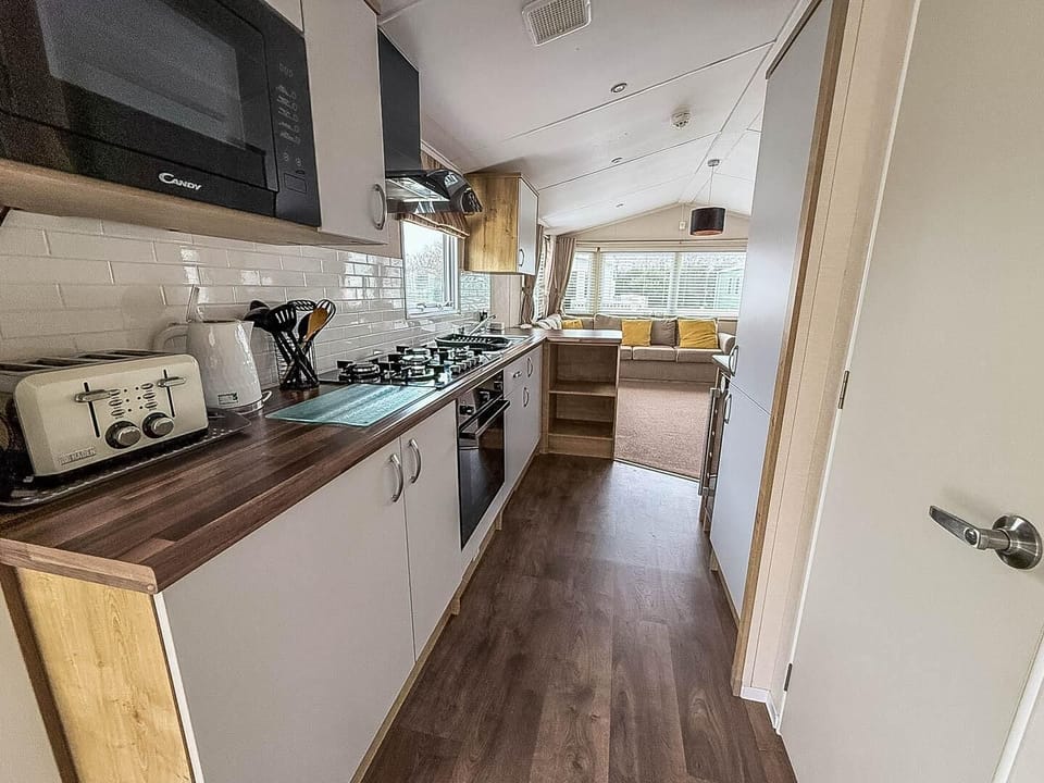 Book your stay with 2cHolidays and discover a practical living space that caters to every moment of your seaside break.