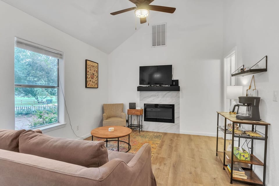 104_Scudder_Ln_Wimberley_TX_78676_USA-Living_room-IMG_3057