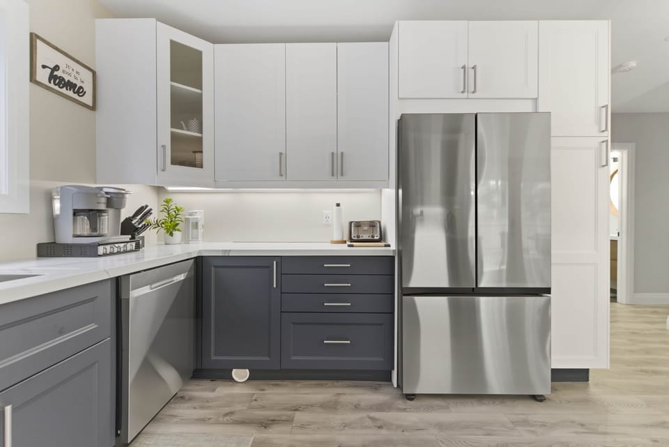 Kitchen ~ Incl Full Fridge/Freezer Ice Maker 