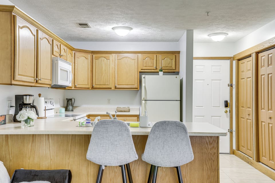 Dining Area | Breakfast Bar | Dishware/Flatware