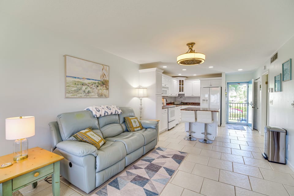 Living Room | Queen Murphy Bed | Free WiFi
