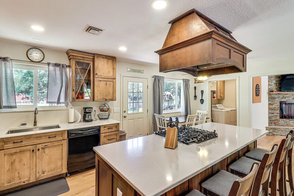 Kitchen | Keurig & Drip Coffee Makers | Toaster | Blender | Cooking Basics