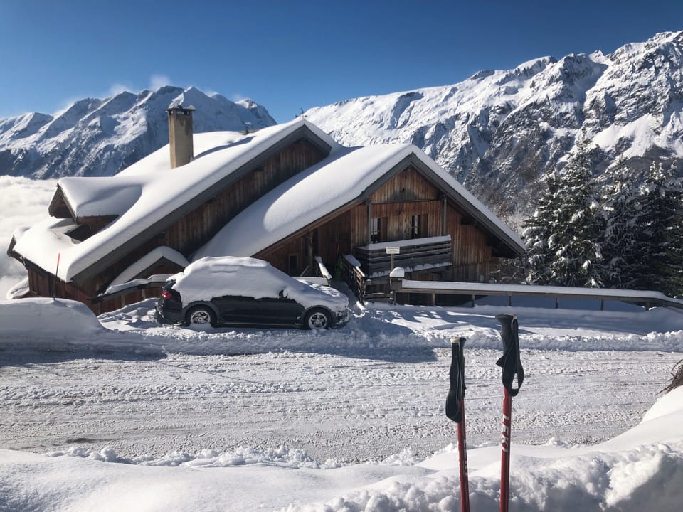 ingang appartement, op hoogte van de straat, met aangrenzende privé parking