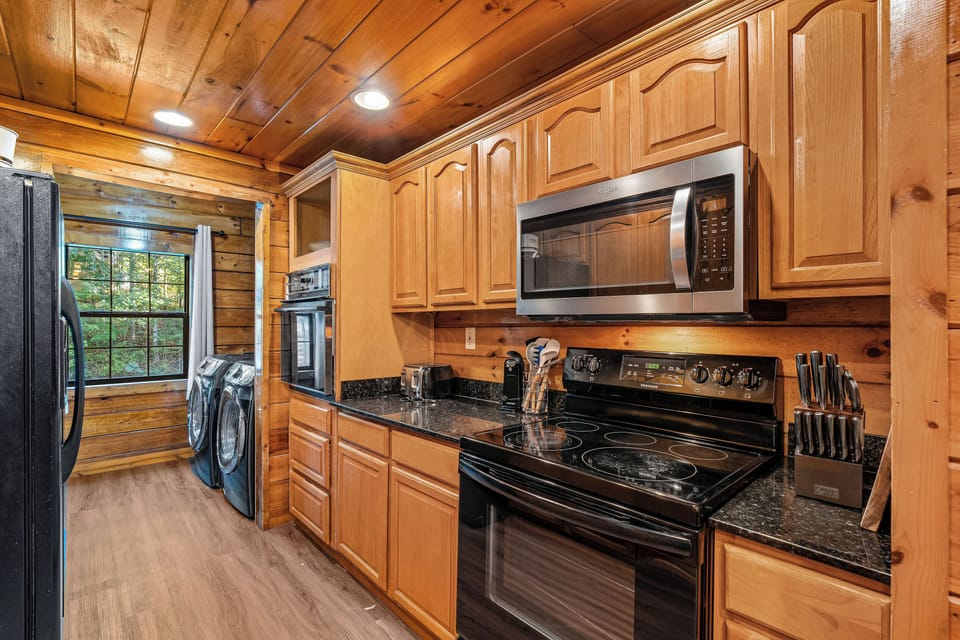 Fully equipped kitchen: dinner/silver/cook/bake-ware provided