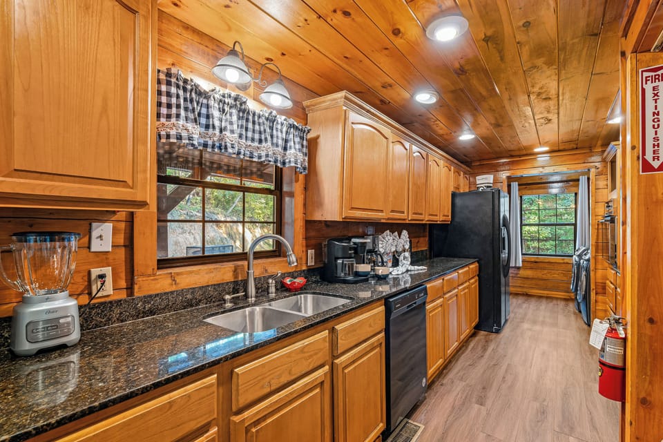 Fully equipped kitchen: dinner/silver/cook/bake-ware provided