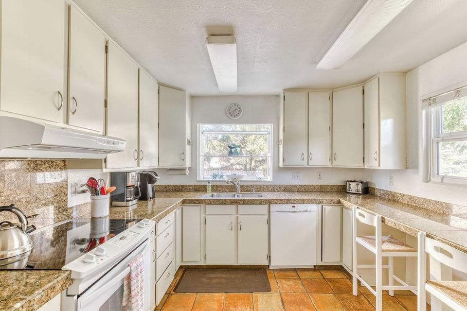 Bright & functional kitchen ready for your culinary creations! Enjoy easy meal prep during your stay. 