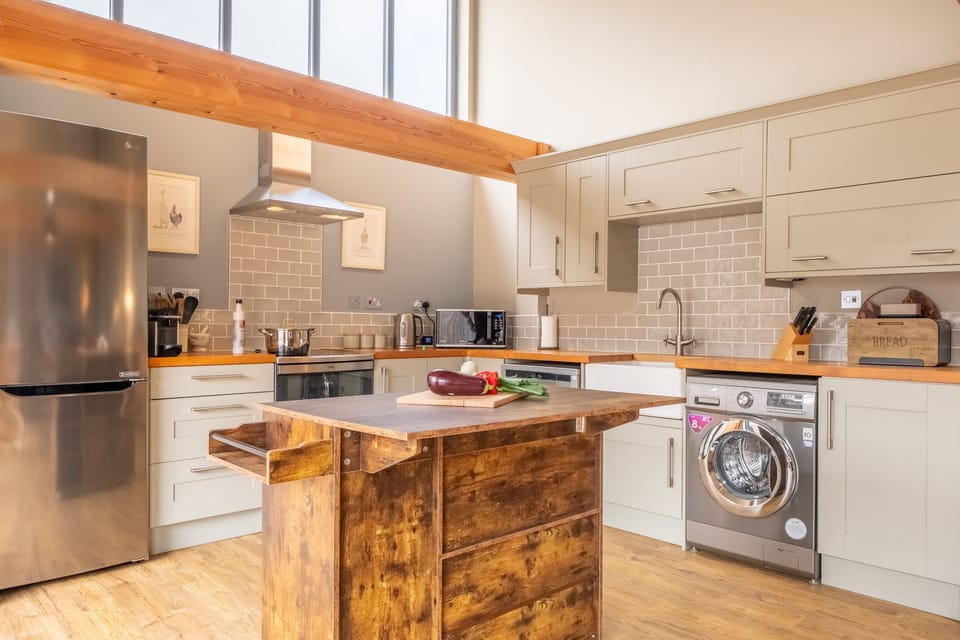 The Cabin, Brancaster Staithe: A fully-equipped kitchen area