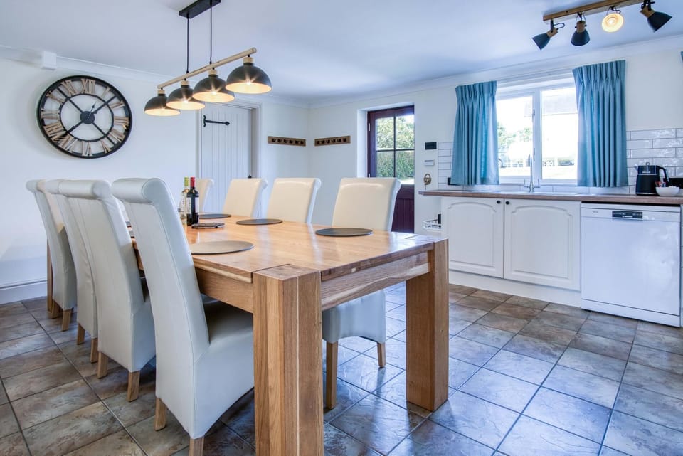 The Cross - 4 Bedroom Cottage - Llangennith (6205)