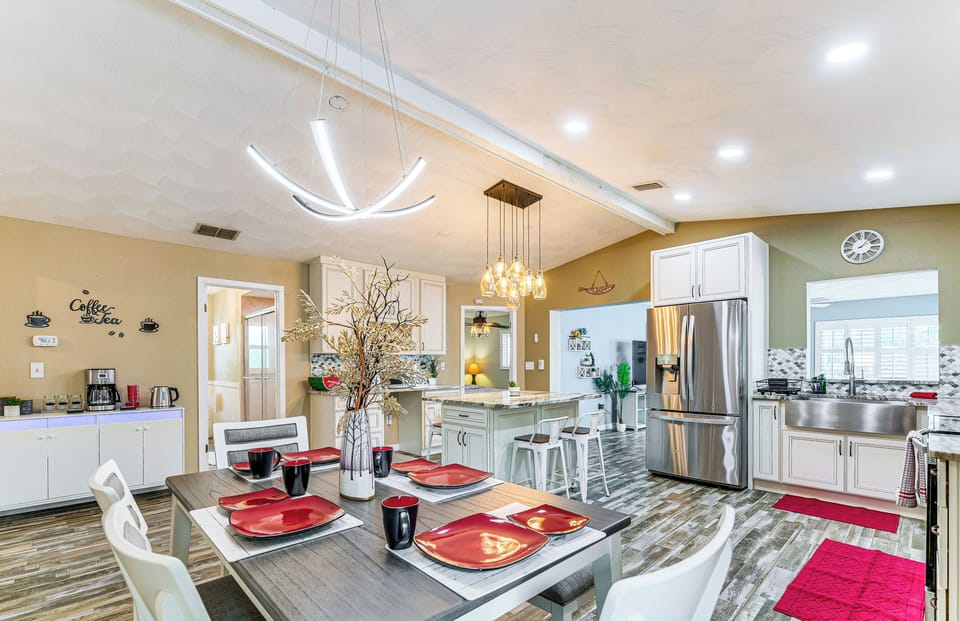 Dining Area & Kitchen | Drip Coffee Pot | Complimentary Coffee & Tea