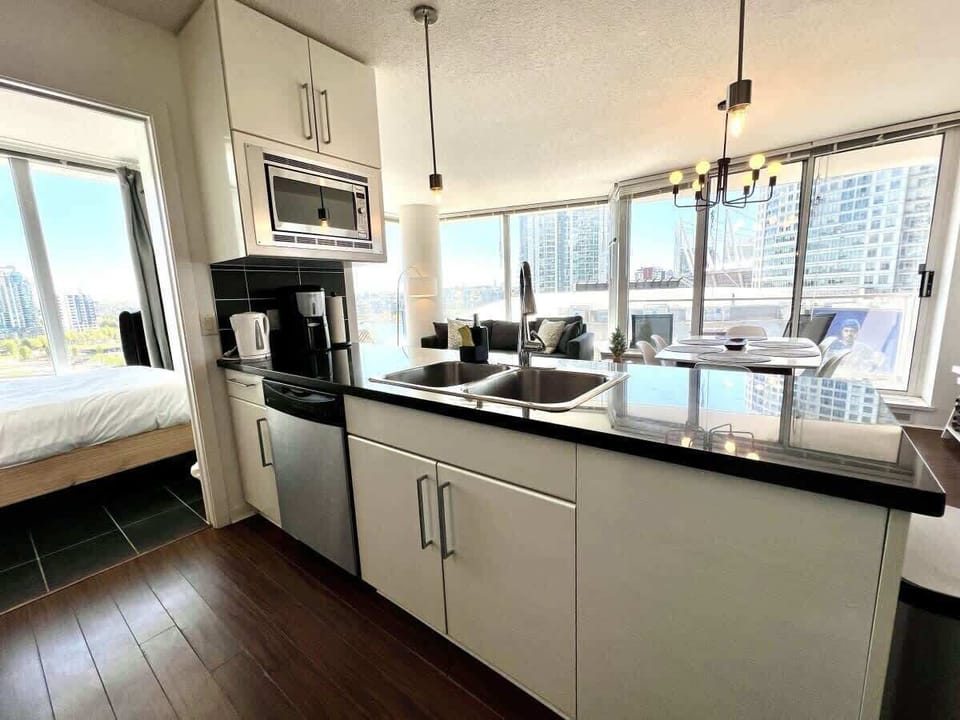 Enjoy cooking and conversation in this bright, open-concept kitchen. Featuring modern appliances, sleek countertops, and stunning city views — it’s the perfect space to prepare meals and connect with loved ones.