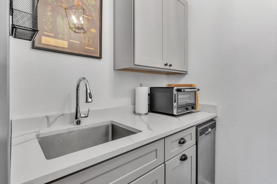 104_Scudder_Ln_Wimberley_TX_78676_USA-Kitchen-IMG_3151
