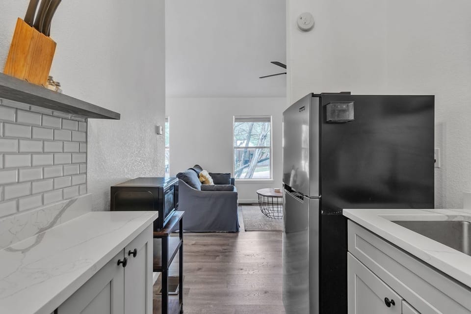 104_Scudder_Ln_Wimberley_TX_78676_USA-Kitchen-IMG_3157