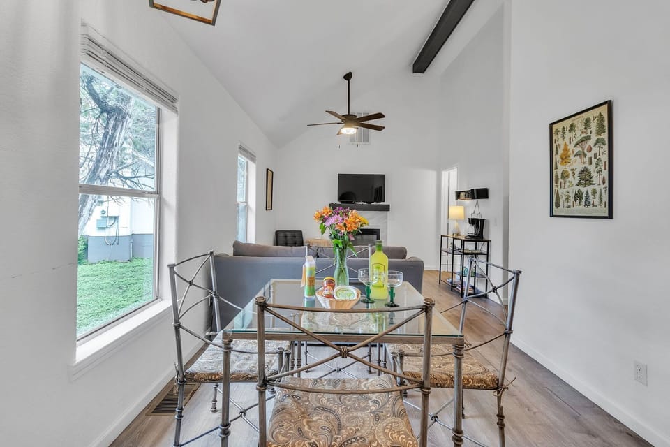 104_Scudder_Ln_Wimberley_TX_78676_USA-Living_room-IMG_3130