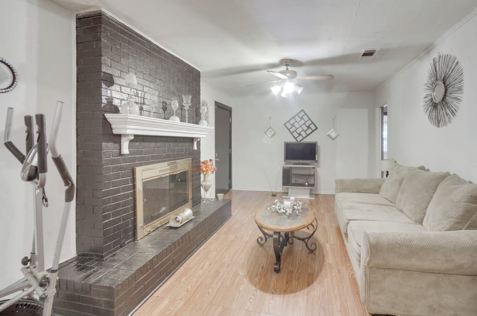 Living Room | Central Heating & A/C | Free WiFi