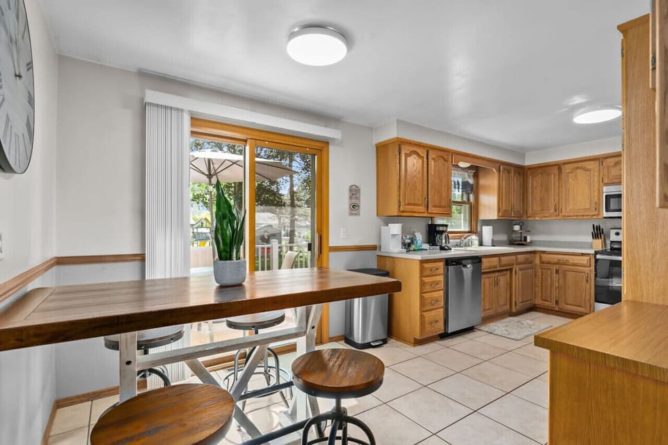 Spacious kitchen and dinSpacious kitchen and dining area with sliding door to fully fenced backyard.ing area.