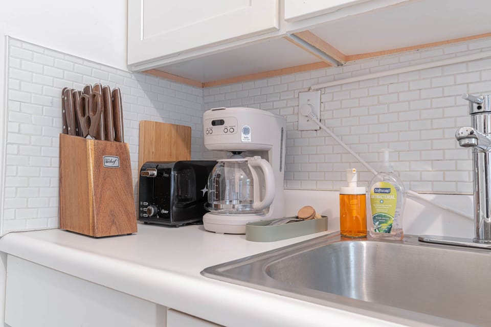 Fully equipped kitchen with coffee maker, toaster & essential cookware