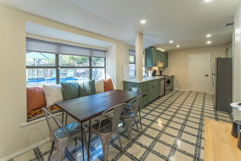 Full kitchen