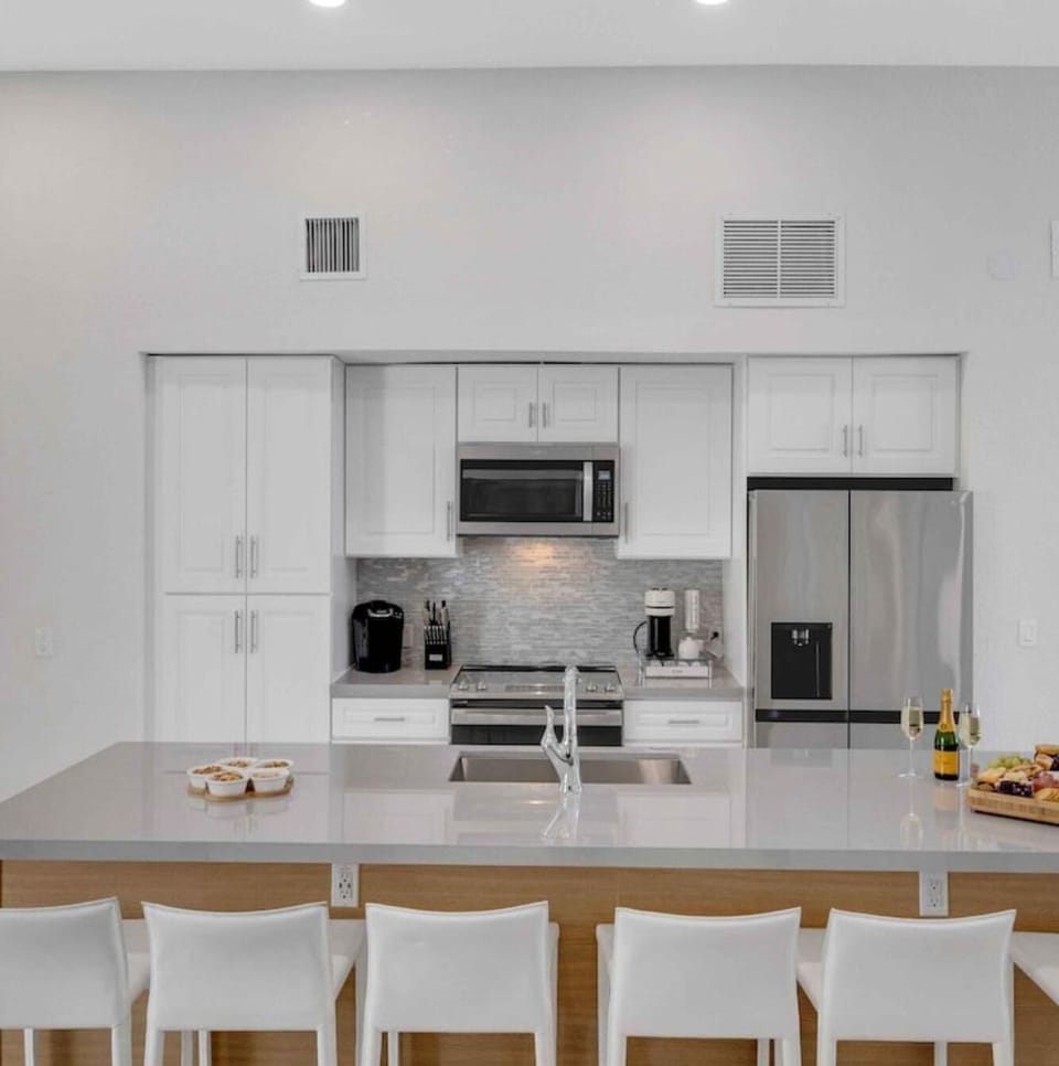 New kitchen w/ island seating up to 6 Coffee maker, blender, rice maker, toaster