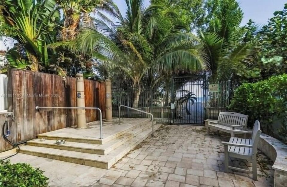 Private access to the Hillsboro Beach. It has showers to rinse off and benches.