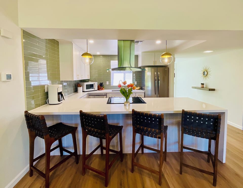 Spacious breakfast counter