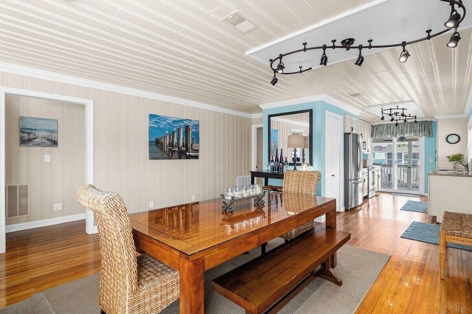 Enjoy meals together in this bright and welcoming dining space, offering stunning water views right from your table.