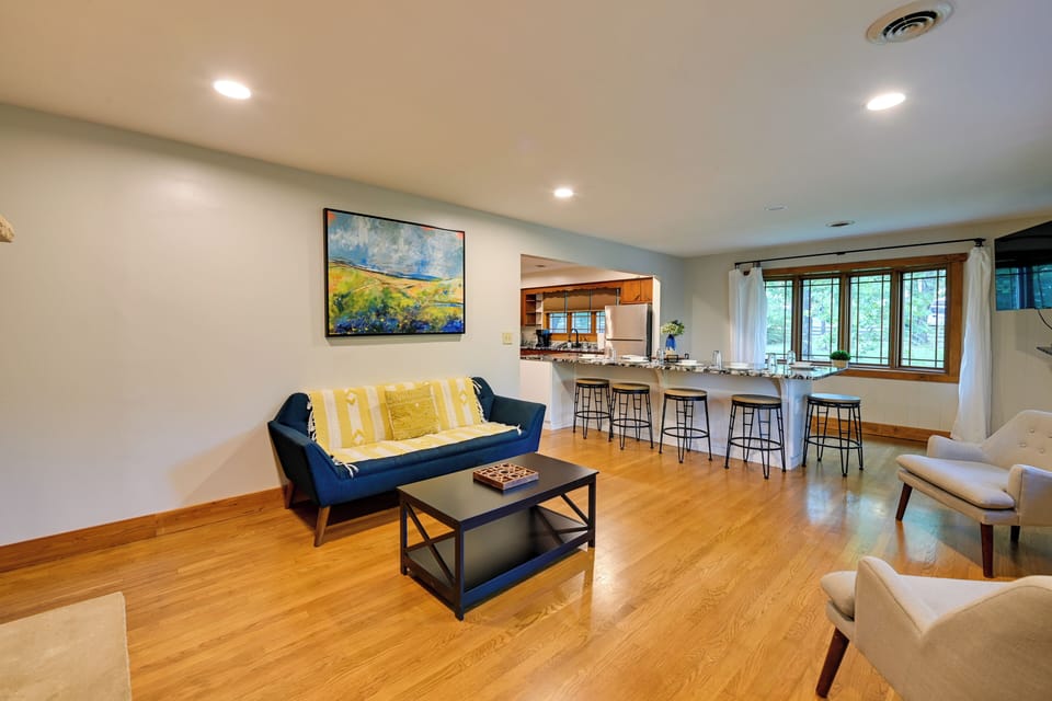 Living Room | Central Heating & A/C | Free WiFi | Main Level