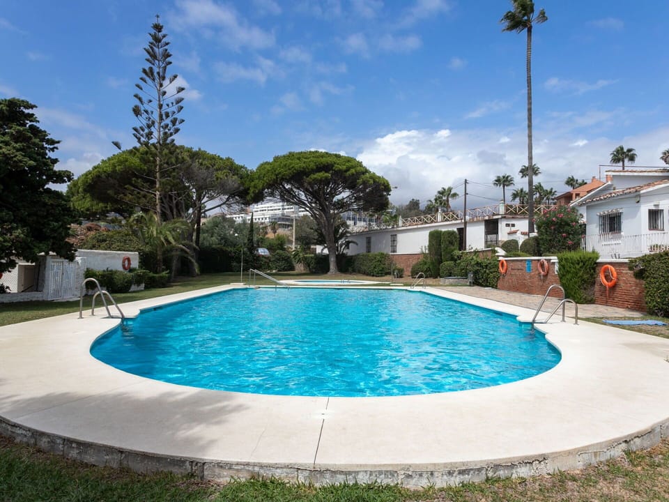 Water, Cloud, Sky, Plant, Swimming Pool, Azure, Tree, Grass, Leisure, Shade