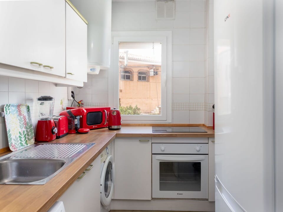 Kitchen Sink, Cabinetry, Countertop, Sink, Tap, Kitchen Appliance, Kitchen, Kitchen Stove, Home Appliance, Wood