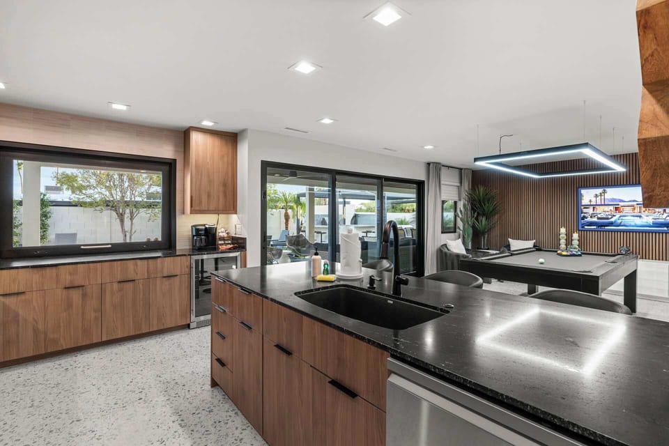 Modern kitchen with open layout, perfect for cooking and entertaining.