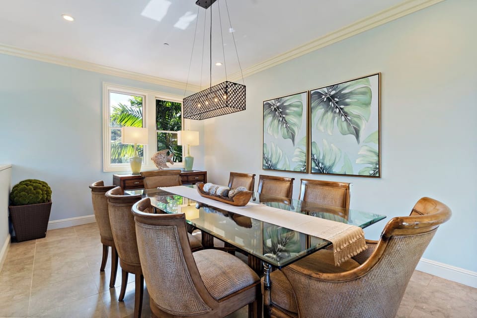 The formal dining area at Wailea Hoolei 93-3 comfortably seats eight, perfect for gatherings.