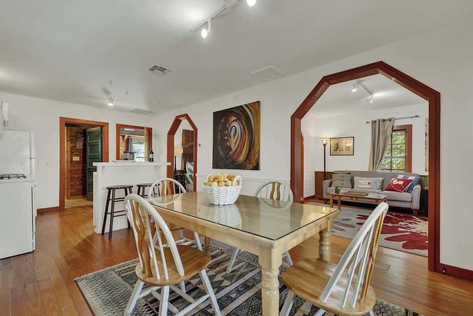 Nandina Cottage dining area