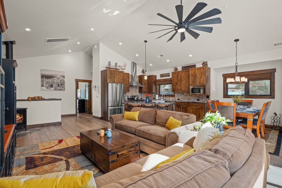 Living Room-Kings Bear Cabin