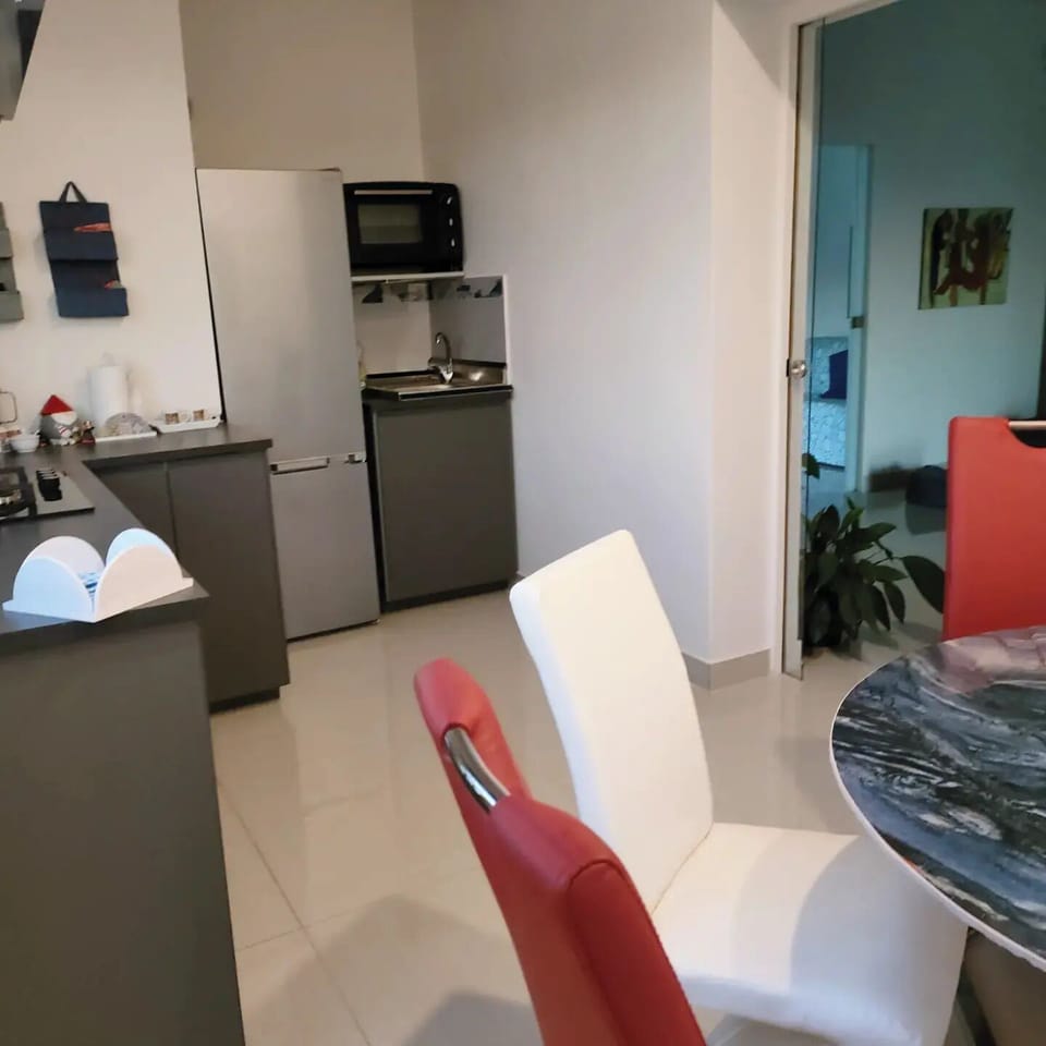 cucina con tutti i confort e moderne sedute