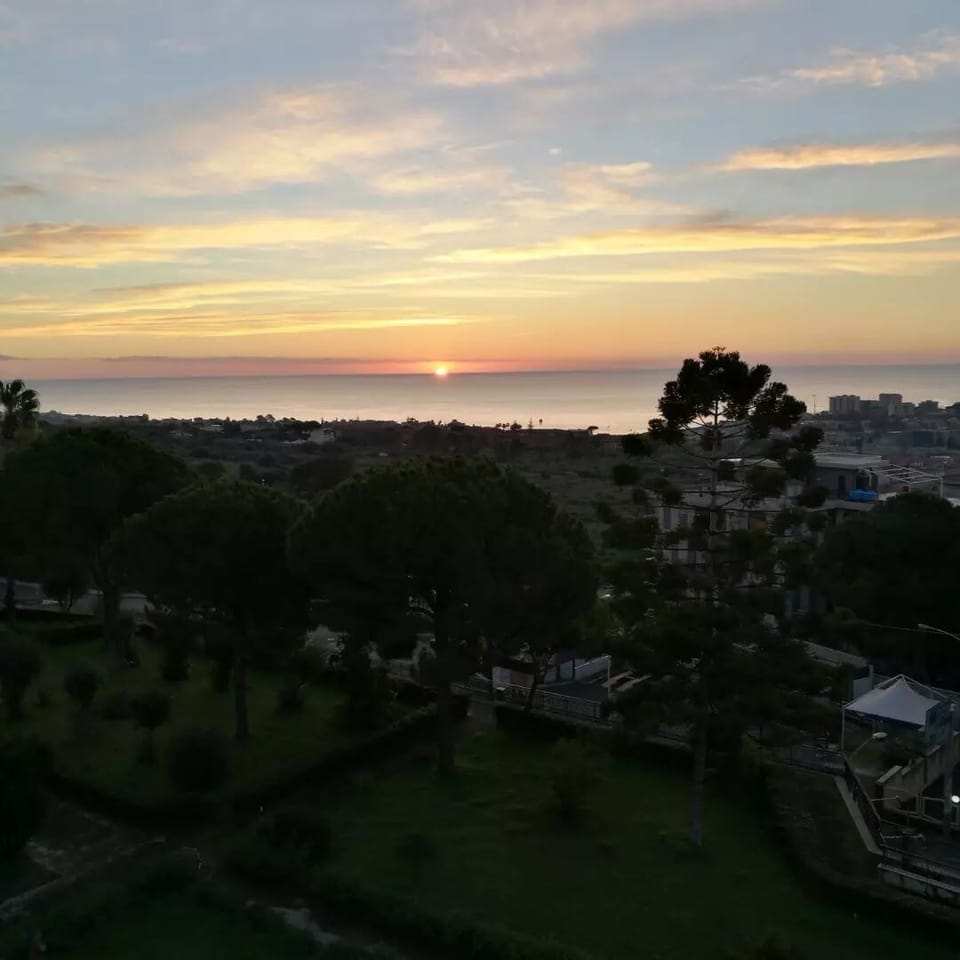 parco sottostante casa con vista sul mare