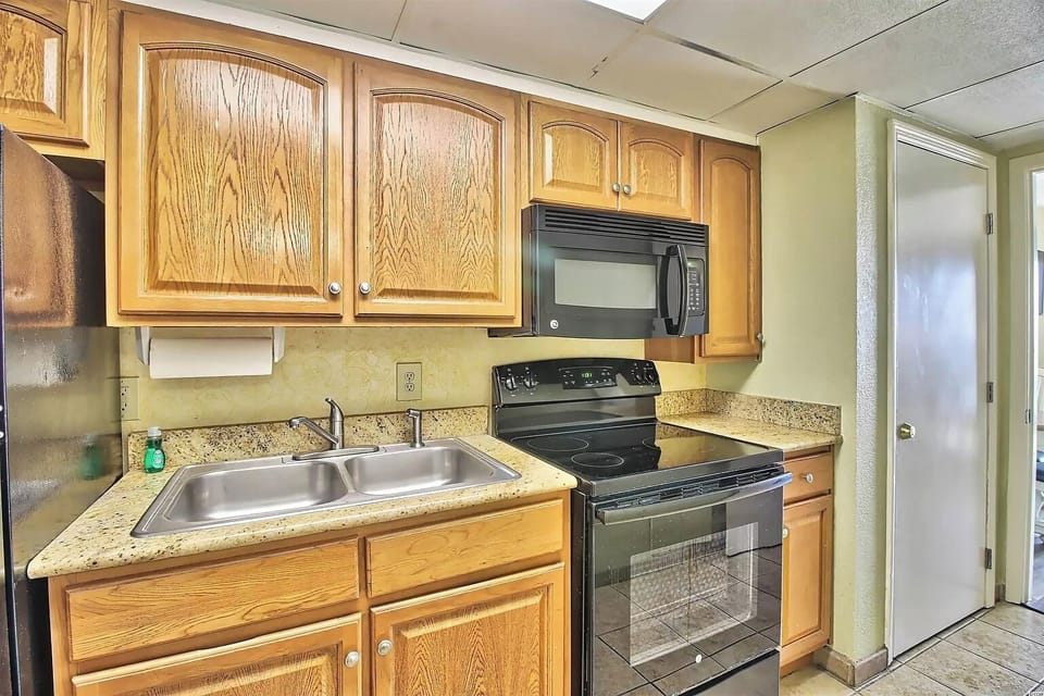Full Kitchen with Oven