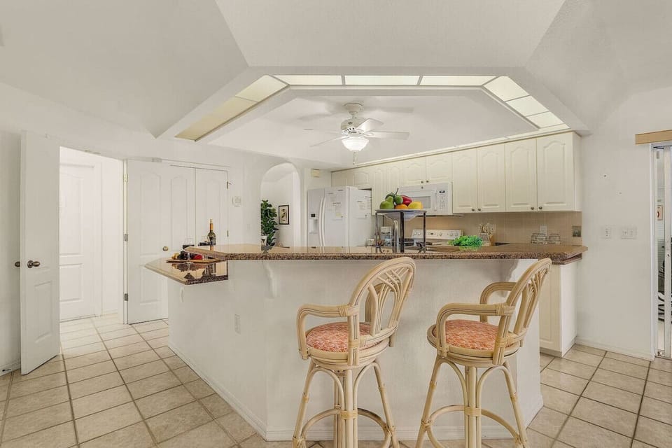 Everyone loves the kitchen, and the breakfast bar is just the place to share a glass of wine with the chef!