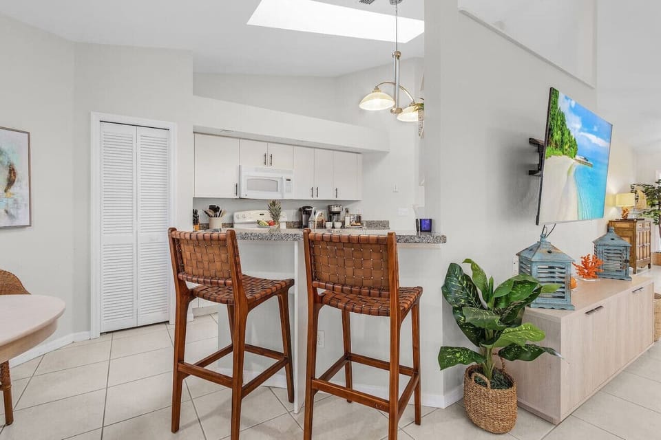 Chat up the chef at this bar area